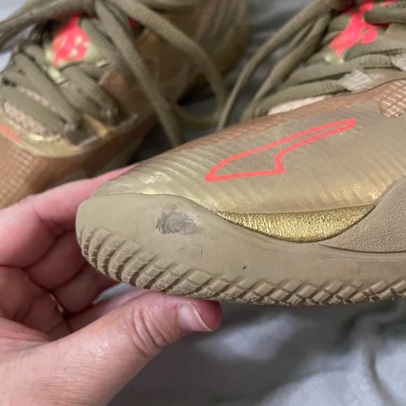 MELO Golden Childs Size 6.5 basketball shoes - Picture 7 of 8